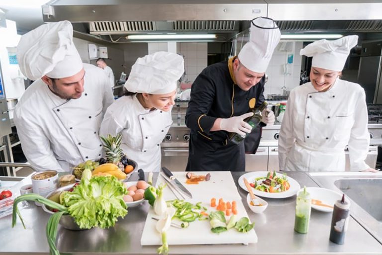 Foto ilustrativa de las prácticas en el extranjero, prácticas en Francia, en Hoteles y Restaurantes con Alzea, chef en la cocina de su restaurante con sus aprendices