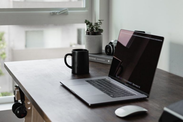 Illustrative photo for internship abroad at Alzea, desk with computer and cup of coffee, virtual internship