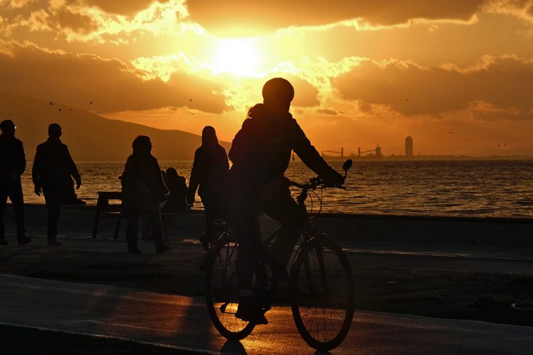 Photo d'illustration - Alzea stage à l'étranger et stage en entreprise - ballade à vélo sur bord de mer au coucher du soleil